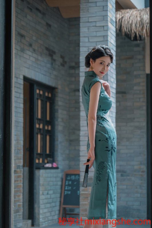 《海上花写真，色戒既视感》光影交错间，欲望与危险悄然蔓延，每一帧都是视觉与情感的双重冲击️ #情欲美学 #海上花 #色戒 #文艺片 #电影感 2025-07-24 22:11:33🔗 