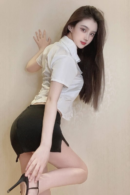 《美女写真》捕捉女性魅力瞬间，展现自信与优雅的完美结合️ #美女写真 #摄影艺术 #人像摄影 #时尚大片 #视觉盛宴 2025-07-04 03:02:56🔗 