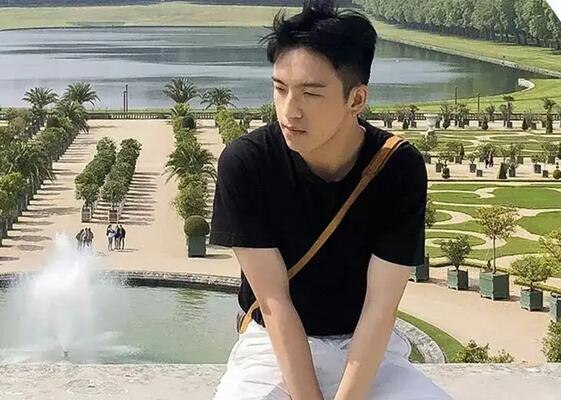 《陈宇学长静物人像摄影前后期教程 》掌握静物人像摄影全流程，从前期拍摄到后期修图，陈宇学长手把手教你提升作品质感️ #摄影教程 #陈宇学长静物人像摄影 #前后期技巧 2025-08-10 04:11:49🔗 