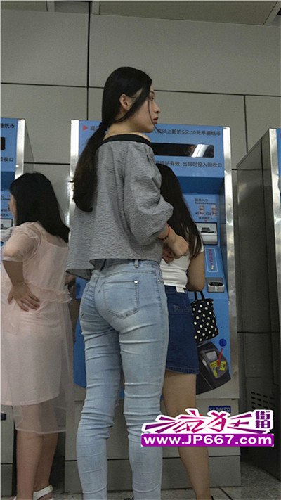《街拍视频》捕捉街头时尚瞬间，展现潮流与个性的完美碰撞，每一帧都是生活的艺术表达️ #街拍时尚 #街拍视频 #潮流生活 2025-07-14 00:03:50🔗 