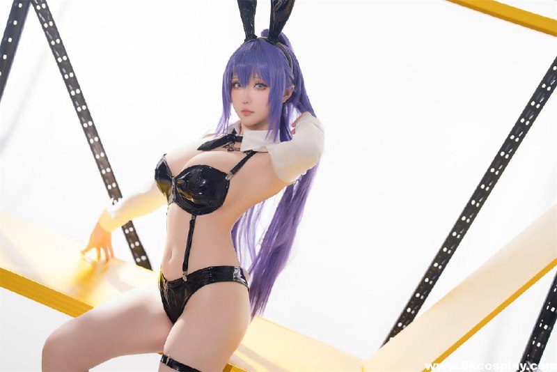 《极品写真-星之迟迟 – 尤娜 兔女郎》纯欲兔女郎展现极致诱惑，蕾丝网袜与俏皮姿态完美融合，每一帧都令人心动不已