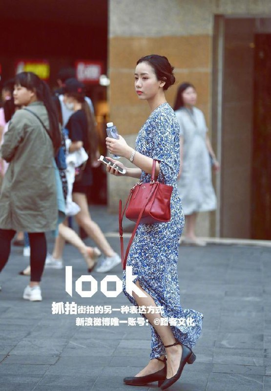 《街拍气质女神》捕捉街头时尚瞬间，展现女神自信风采，每一帧都是气质的完美诠释️ #街拍时尚 #气质女神 #摄影作品 #小红书热门 2025-07-02 13:10:08🔗 