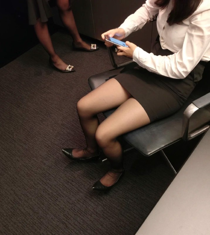 《身高175，超短裙配黑丝，这样的女同事不多见了！ 》175身高搭配超短裙黑丝，展现完美比例与时尚魅力，职场吸睛必备！️ #职场穿搭 #高挑女神 #时尚搭配 #黑丝诱惑 #短裙风尚 2025-07-11 05:06:36🔗 