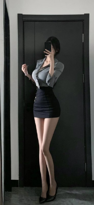 《渣男壁纸女特工大长美腿写真》特工造型惊艳亮相，修长美腿尽显飒爽英姿，暗黑风格与神秘氛围拉满，带来视觉与情感的双重冲击