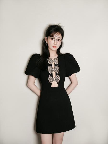 《上海千金紫裙美腿写真》紫裙摇曳勾勒优雅曲线，光影间尽显温婉气质，美腿轻移诠释上海千金的时尚魅力