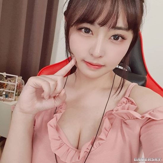 《可爱性感女主播》甜美与性感完美融合，互动感爆棚的直播体验，让你心跳加速！️ #可爱性感 #女主播 #直播互动 #娱乐主播 #热门推荐 2025-07-25 23:47:17🔗 