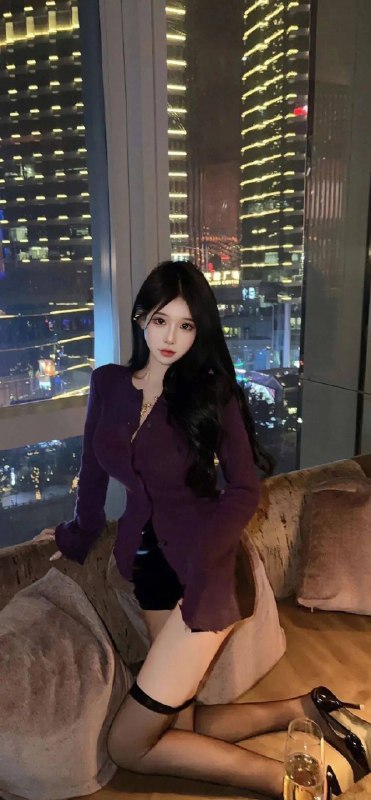 《渣男壁纸御姐黑丝美腿蕾丝写真》御姐气场全开，黑丝美腿勾勒极致诱惑，蕾丝元素点缀性感张力，每一帧都让人心跳加速
