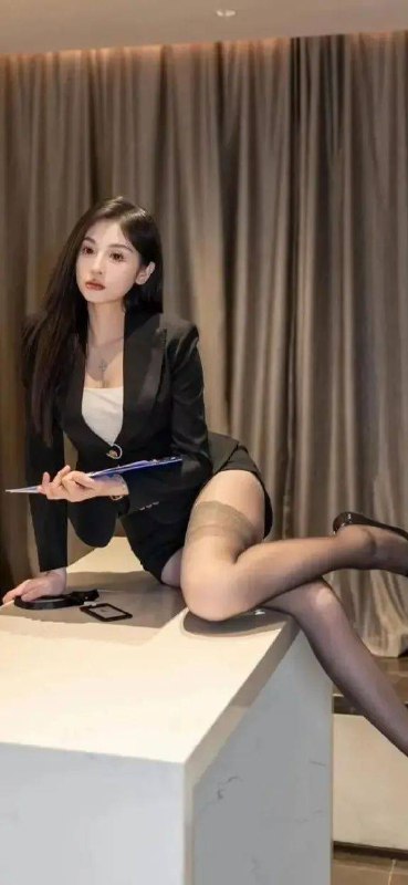 《渣男壁纸美腿女上司黑丝写真》性感黑丝美腿展现职场魅力，壁纸级写真让人心动不已️ #黑丝写真 #渣男壁纸 #美腿女上司 #性感写真 #高清壁纸 2025-08-06 01:11:17🔗 
