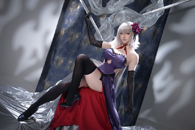 《写真星之迟迟FGO 贞德alter 》贞德alter的独特魅力在写真中完美展现，暗黑风格与华丽造型令人惊艳