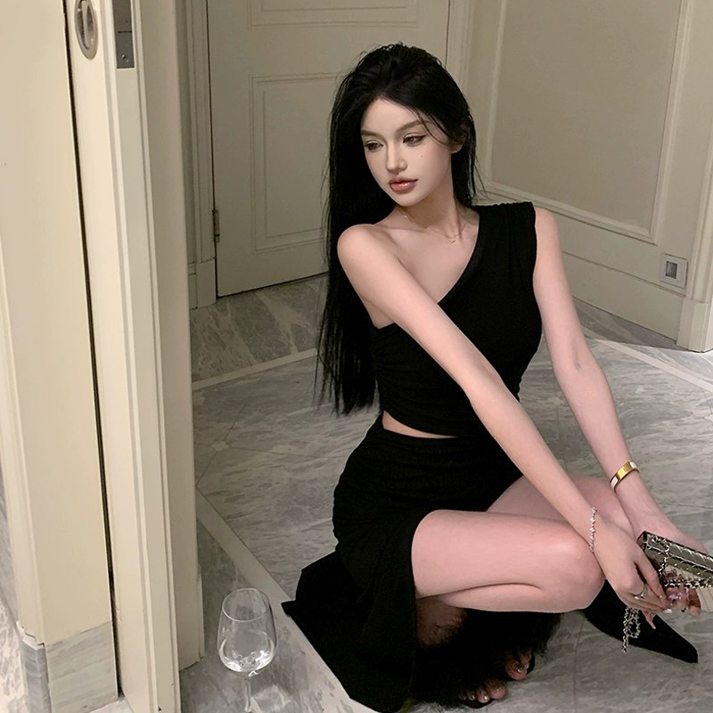 《黑丝+蓝色开叉裙，你女朋友这身材绝了！ 》黑丝与蓝色开叉裙的完美搭配，展现优雅与性感并存的气质，让人眼前一亮