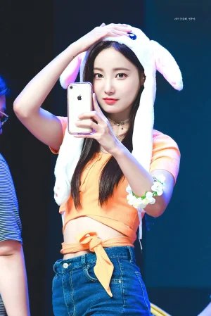 《写真YeonWoo dy@李妍雨 – 粉色蕾丝吊带裙》李妍雨身着粉色蕾丝吊带裙，甜美与性感交织，尽显温柔魅力