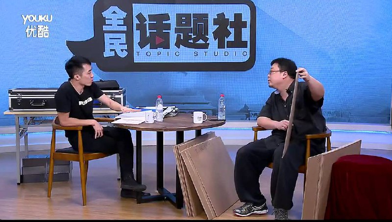 《互联网史上第一约架 罗永浩对话王自如完整版》罗永浩王自如激辩手机评测标准，现场交锋激烈，金句频出，展现行业观点碰撞与个人风格对决