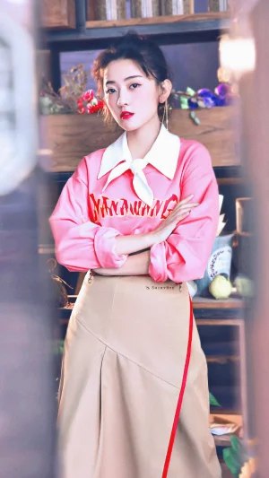 《爱豆壁纸丨梁洁写真》梁洁多组造型惊艳亮相，或甜美灵动或温柔优雅，高清特写尽显治愈系笑容与独特气质