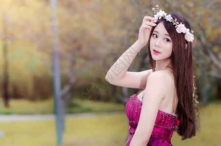 《美女壁纸古风新中式香肩写真》古风与新中式的完美融合，香肩微露尽显优雅韵味，壁纸级美感令人沉醉️ #古风写真 #新中式 #美女壁纸 #香肩写真 #摄影作品 2025-07-24 23:29:08🔗 