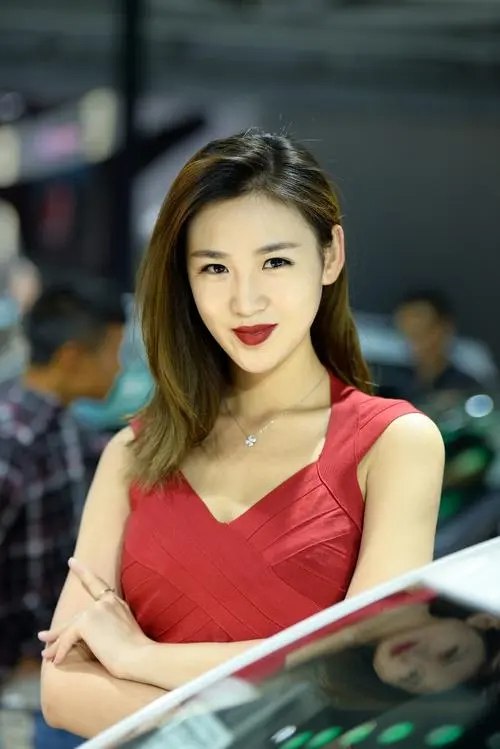 《韩国女团热舞车展车模合集》韩国女团成员化身车模，热舞与豪车完美结合，视觉盛宴不容错过️ #韩国女团 #热舞车模 #车展合集 #B站热门 2025-07-28 00:53:29🔗 