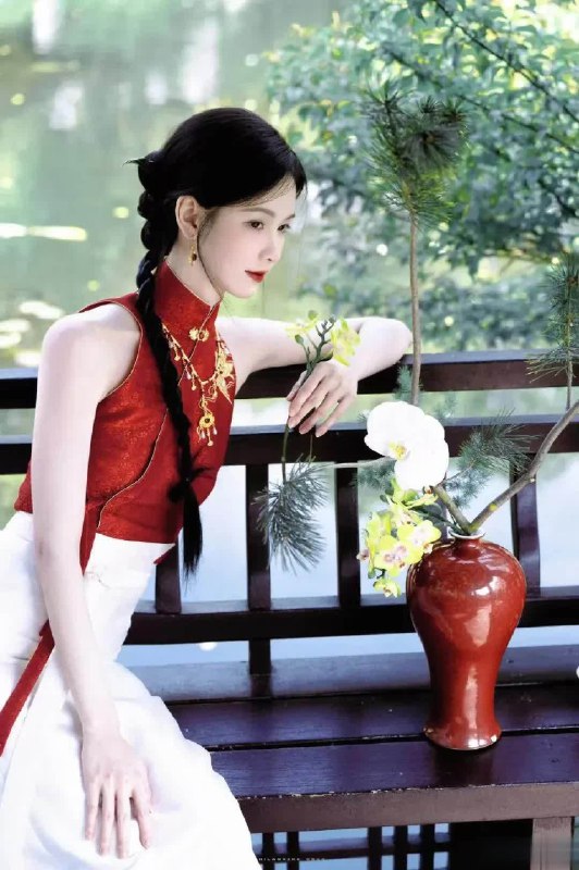 《美女壁纸清冷东方韵味旗袍写真》清冷气质与东方旗袍完美融合，每一帧都如诗如画，尽显古典优雅与现代时尚的碰撞