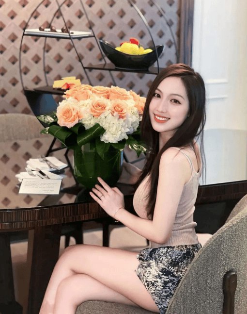《性感的家庭教师，这谁顶得住啊！》性感家教引发心动瞬间，甜蜜互动让人无法抗拒，快来感受这份独特的魅力吧！️ #恋爱 #性感的家庭教师 #甜宠 #漫画推荐 2025-07-24 02:50:40🔗 