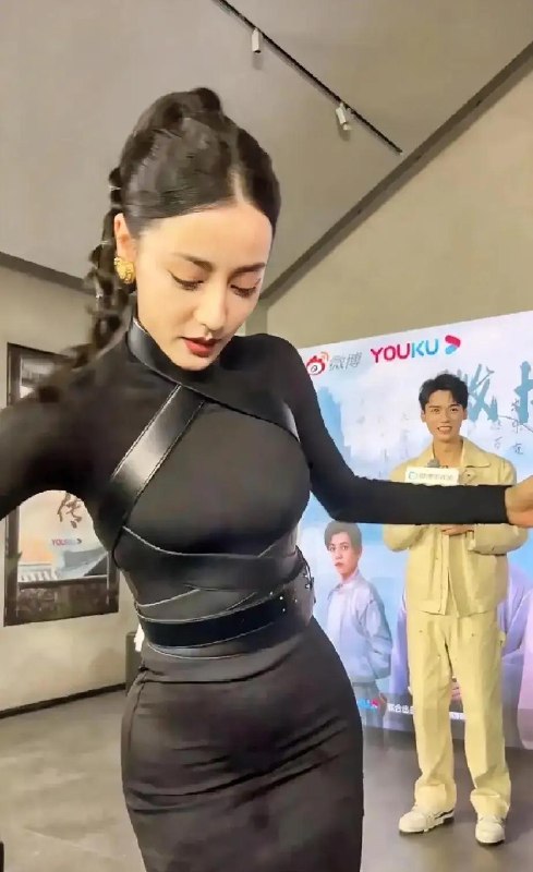 《魅惑人心！迪丽热巴这腰臀比，根本顶不住！》迪丽热巴惊艳亮相，完美腰臀比展现极致魅力，视觉冲击力十足！️ #迪丽热巴  #时尚大片  #微博热门 2025-07-05 01:11:38🔗 