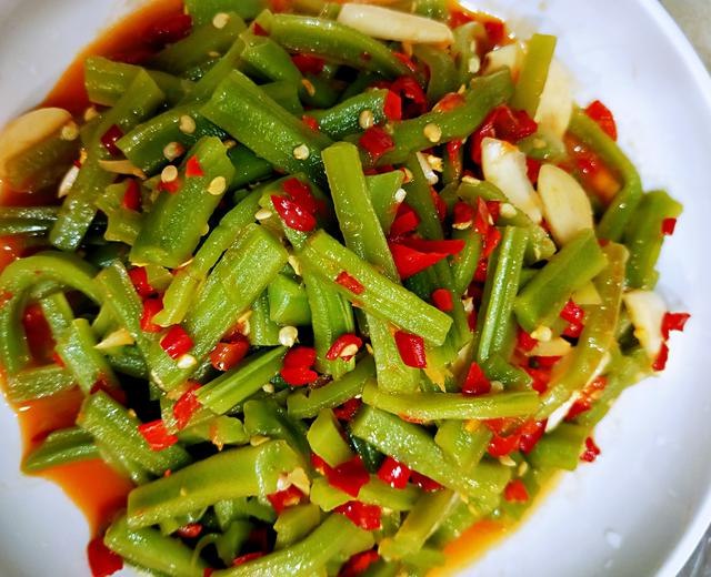 《开胃贡菜》贡菜口感爽脆，酸辣开胃，是夏日必备的凉拌小菜，简单易做又下饭