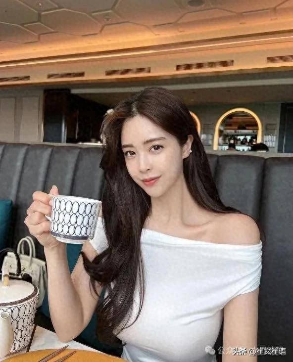 《美女身材火辣、长相迷人的音乐老师，谁能不爱？》音乐老师不仅颜值高身材好，课堂氛围更是活力四射，用独特教学方式让学生爱上音乐