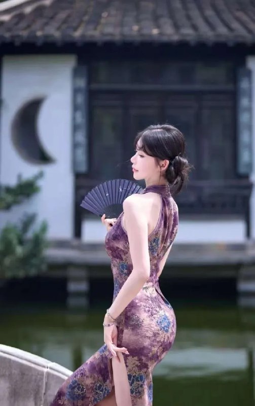《美女壁纸私藏 新中式旗袍妩媚美女》新中式旗袍与妩媚美女的完美结合，展现东方韵味与现代时尚的碰撞，每一张都值得珍藏